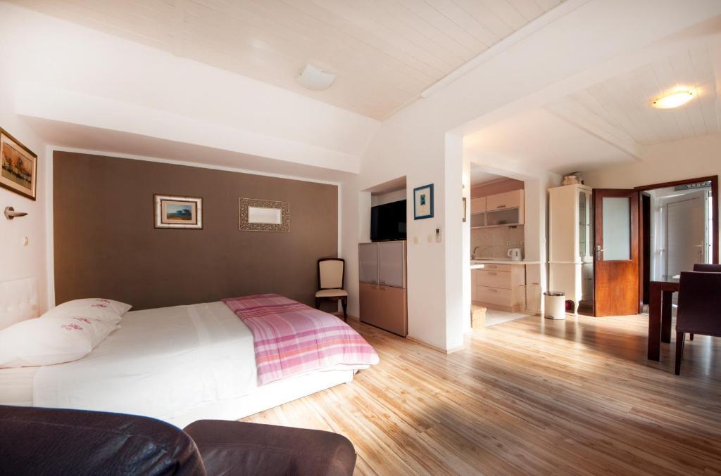 Bruno Split Centre Apartment And Room Ngoại thất bức ảnh